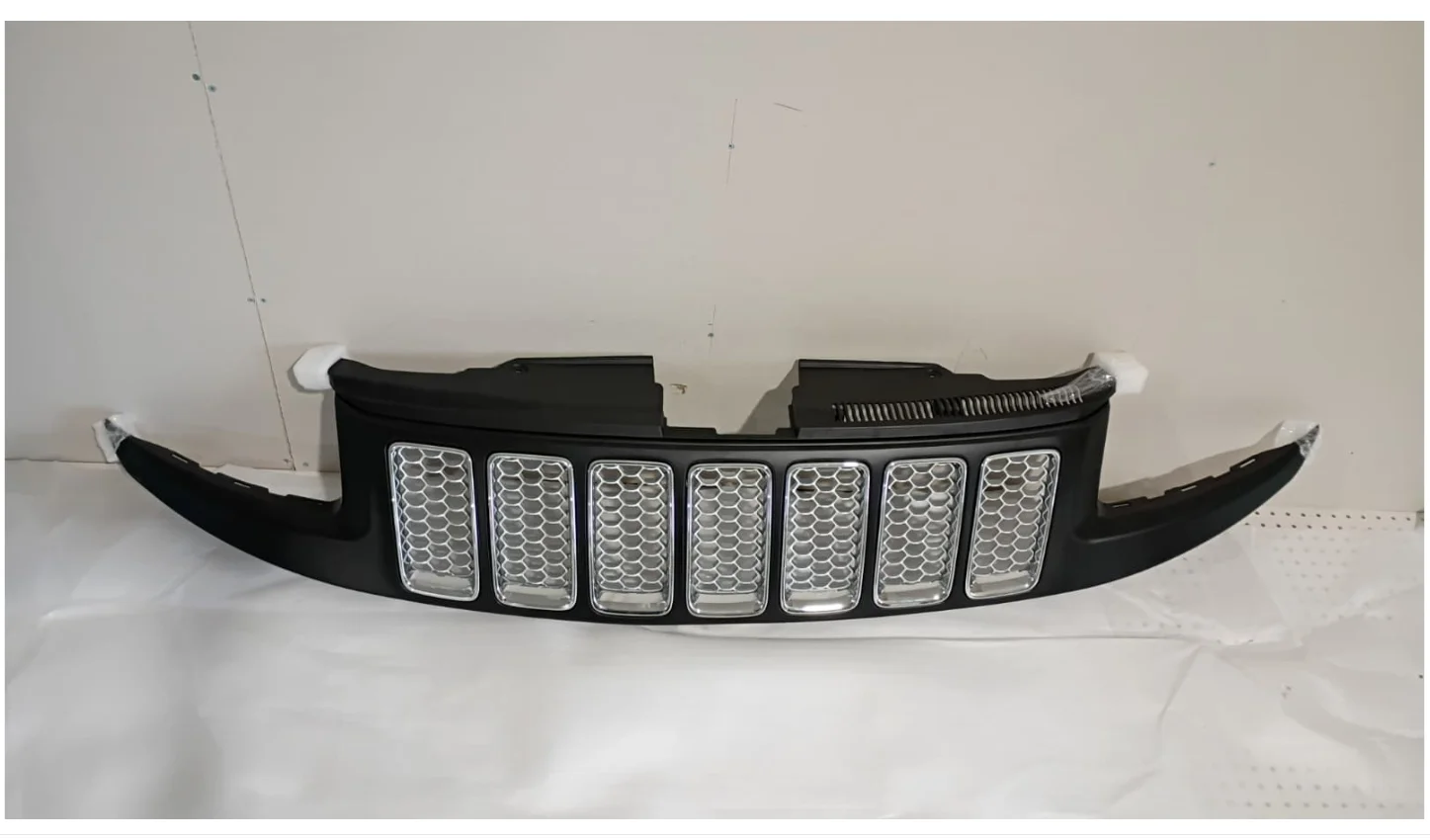 2014 - 2016 Grand Cherokee Front Grille Black Honeycomb Mesh/Chrome Ring